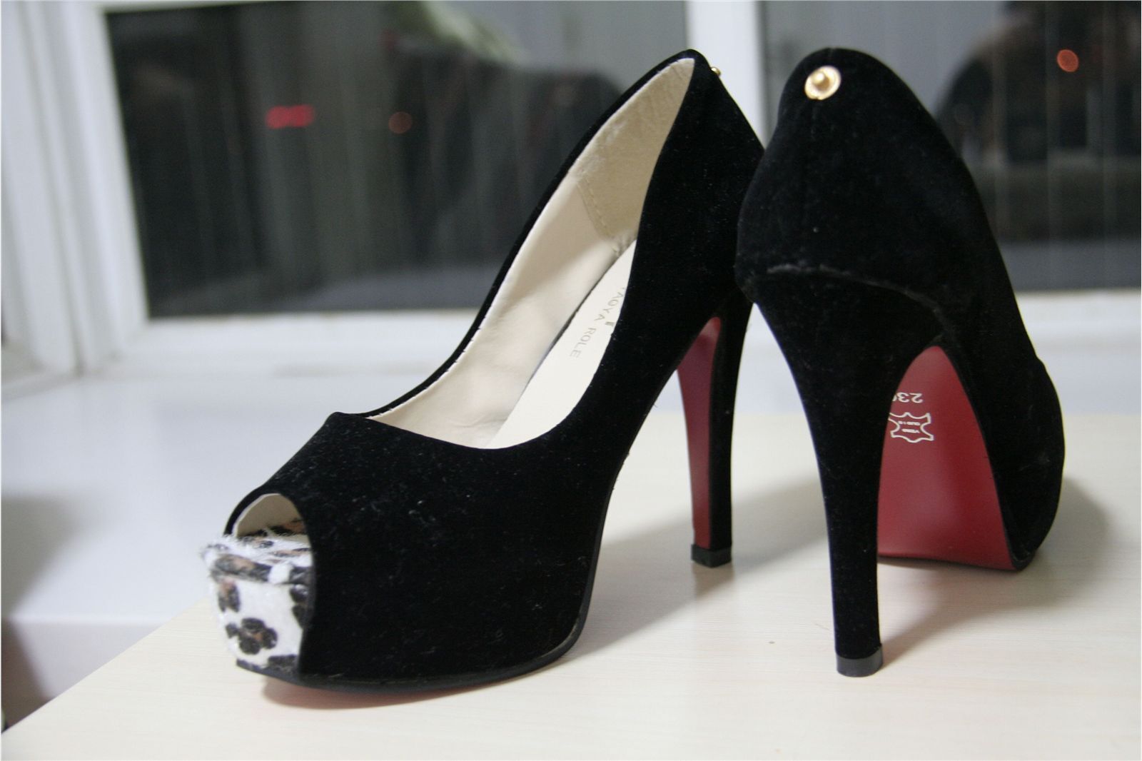 [网络收集] 2013.08.28 深夜床上的超高跟加长筒黑丝